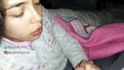 Bidh mi a’ slugadh bainne loma-làn m’fhear-cèile - A’ sealltainn TONGUE LE CUM