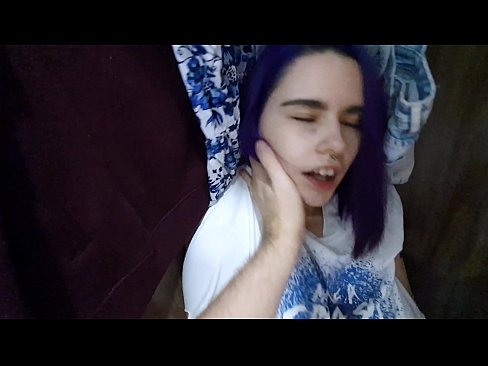 ❤️ Lorg mi mo sis anns a’ chlòsaid agus chuidich i cum ❌ Bhidio fucking leinn ﹏